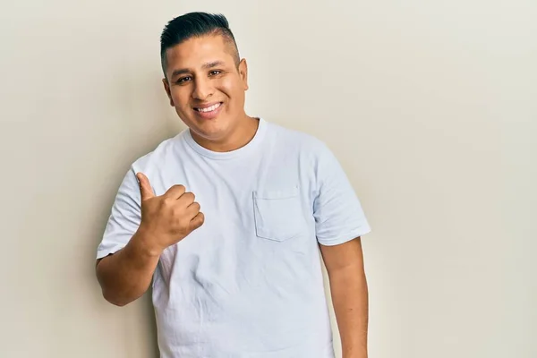 Homem Latino Jovem Vestindo Camisa Branca Casual Fazendo Polegares Felizes — Fotografia de Stock