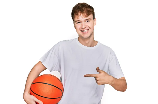 Basketbol Topu Tutan Genç Beyaz Adam Mutlu Bir Şekilde Elini — Stok fotoğraf