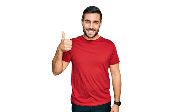 Jovem Hispânico Vestindo Roupas Casuais Sorrindo Feliz Positivo Polegar Para — Fotografia de Stock