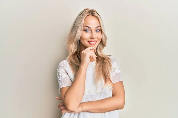 Prachtig Blank Blond Meisje Met Een Wit Shirt Glimlachend Zelfverzekerd — Stockfoto