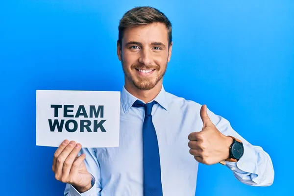 Bonito Homem Negócios Caucasiano Segurando Banner Trabalho Equipe Sorrindo Feliz — Fotografia de Stock