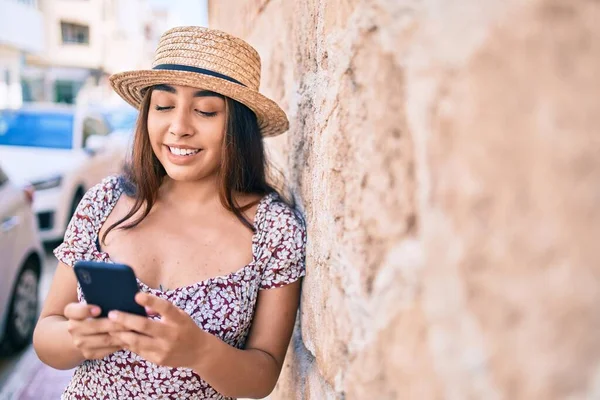 Młoda Latynoska Kobieta Wakacjach Korzystająca Smartfona Opierającego Się Ścianie Przy — Zdjęcie stockowe