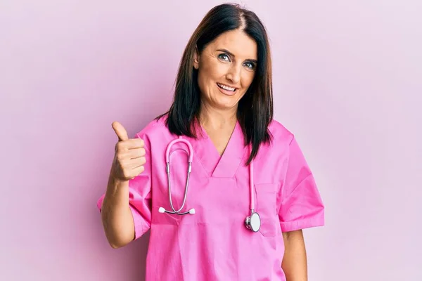 Donna Bruna Mezza Età Che Indossa Uniforme Del Medico Stetoscopio — Foto Stock