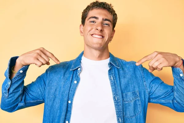 Pemuda Tampan Mengenakan Pakaian Santai Tampak Percaya Diri Dengan Senyum — Stok Foto