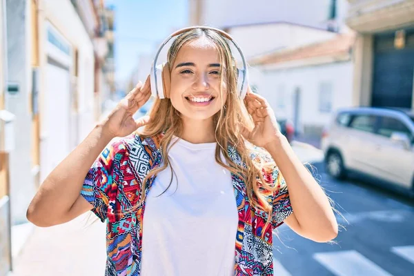 Jong Mooi Blond Kaukasisch Vrouw Glimlachen Gelukkig Buiten Een Zonnige — Stockfoto