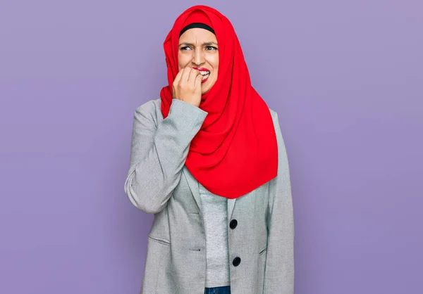 Schöne Hispanische Frau Mit Traditionellem Islamischen Hijab Schal Sieht Gestresst — Stockfoto