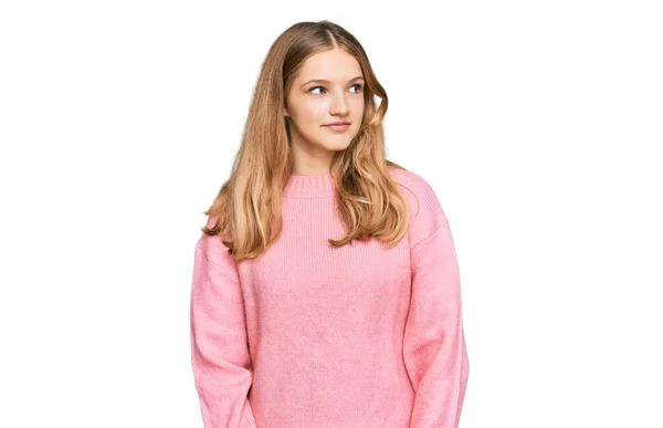 Piękna Młoda Kaukaska Dziewczyna Ubrana Luźny Zimowy Sweter Uśmiecha Się — Zdjęcie stockowe
