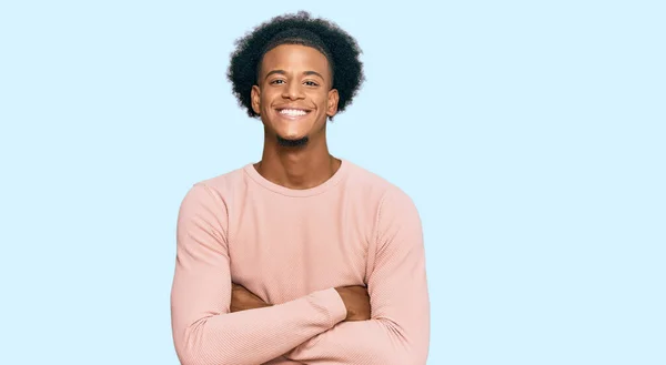 Africano Americano Com Cabelo Afro Vestindo Roupas Casuais Rosto Feliz — Fotografia de Stock