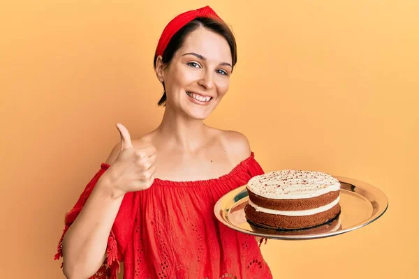 Młoda Brunetka Kobieta Krótkimi Włosami Trzymając Tort Marchewkowy Uśmiechnięty Szczęśliwy — Zdjęcie stockowe