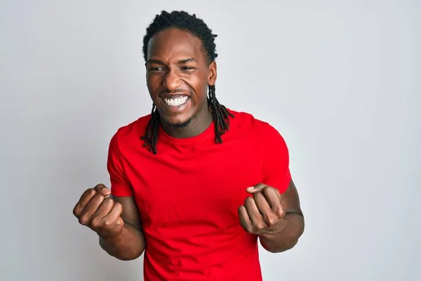 Hombre Afroamericano Con Trenzas Vistiendo Ropa Casual Emocionado Por Éxito —  Fotos de Stock