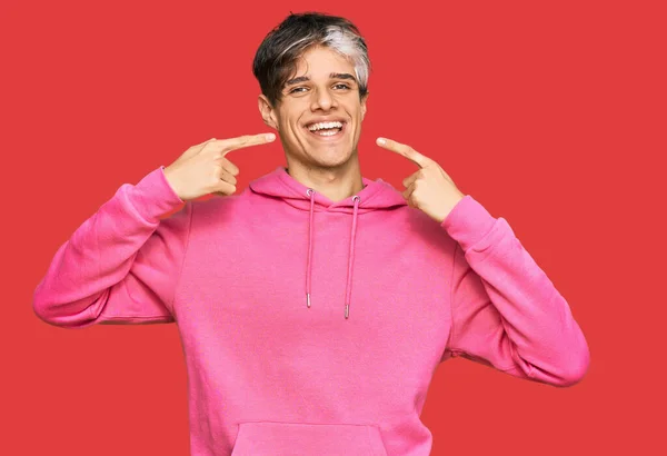 Jovem Hispânico Vestindo Camisola Rosa Casual Sorrindo Alegre Mostrando Apontando — Fotografia de Stock