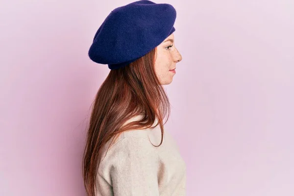 Young Red Head Girl Wearing French Look Beret Looking Side — Stock fotografie