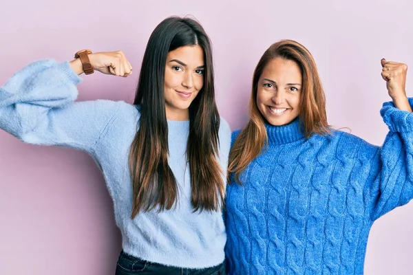 Hispanic Familj Mor Och Dotter Bär Ull Vinter Tröja Stark — Stockfoto