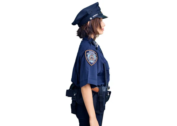 若いです美しいです女の子身に着けています警察の制服横に見て 自信を持って笑顔で自然な顔でプロファイルポーズをリラックス — ストック写真