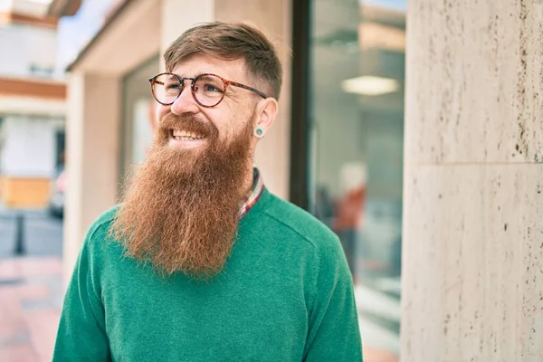 Jonge Ierse Man Met Roodharige Baard Glimlachend Vrolijk Wandelen Naar — Stockfoto