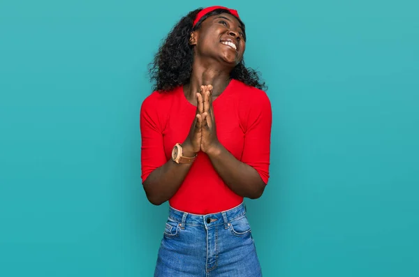 Mooie Afrikaanse Jonge Vrouw Casual Kleding Bedelend Biddend Met Handen — Stockfoto