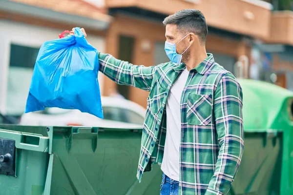 Young Caucasian Man Wearing Medical Mask Throwing Waste Bag Container — Stock Photo, Image