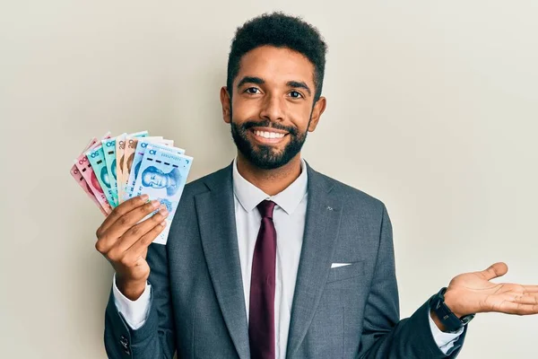 Handsome Hispanic Man Beard Wearing Business Suit Holding Yuan Banknotes — Stock Photo, Image