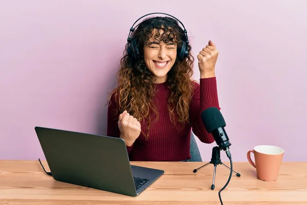 Junges Hispanisches Mädchen Das Radio Büro Arbeitet Feiert Überrascht Und — Stockfoto