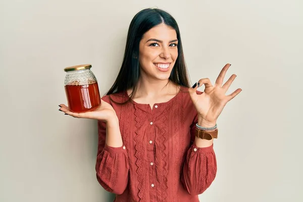 Junge Hispanische Frau Hält Glas Mit Honig Und Tut Zeichen — Stockfoto