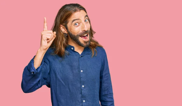 Homem Atraente Com Cabelos Longos Barba Vestindo Roupas Casuais Apontando — Fotografia de Stock