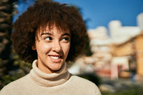 Ung Latinamerikansk Flicka Ler Lycklig Stående Vid Staden — Stockfoto