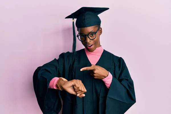Молода Афроамериканка Випускному Капюшоні Обрядовому Вбранні Поспішає Вказувати Час Нетерплячість — стокове фото