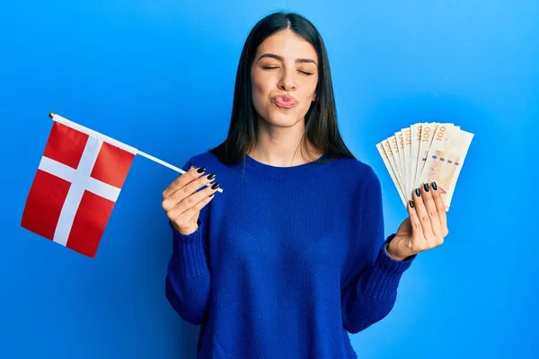 Junge Hispanische Frau Mit Dänischer Flagge Und Kronen Banknoten Die — Stockfoto