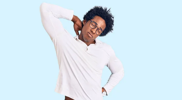 Bello Uomo Afro Americano Con Capelli Afro Indossa Abiti Casual — Foto Stock