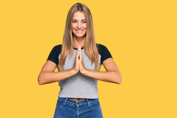 Junge Blonde Frau Lässiger Kleidung Betet Mit Den Händen Zusammen — Stockfoto