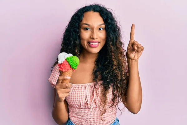 Jeune Femme Latine Tenant Crème Glacée Souriant Avec Une Idée — Photo