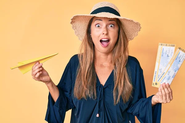 Mujer Hispana Mediana Edad Con Sombrero Verano Sosteniendo Tarjeta Embarque —  Fotos de Stock