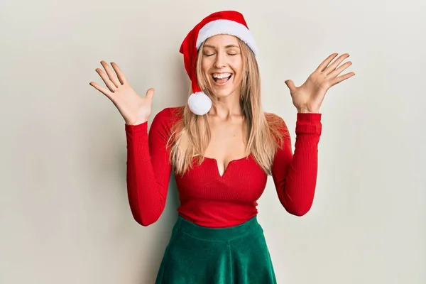 Beautiful Caucasian Woman Wearing Christmas Costume Hat Celebrating Mad Crazy — 图库照片