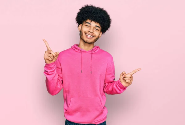 Joven Afroamericano Con Pelo Afro Usando Sudadera Rosa Casual Sonriendo — Foto de Stock