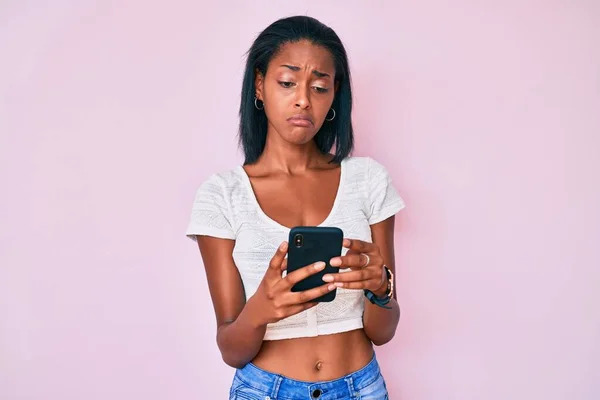 Mujer Afroamericana Joven Usando Teléfono Inteligente Deprimido Preocuparse Por Angustia —  Fotos de Stock