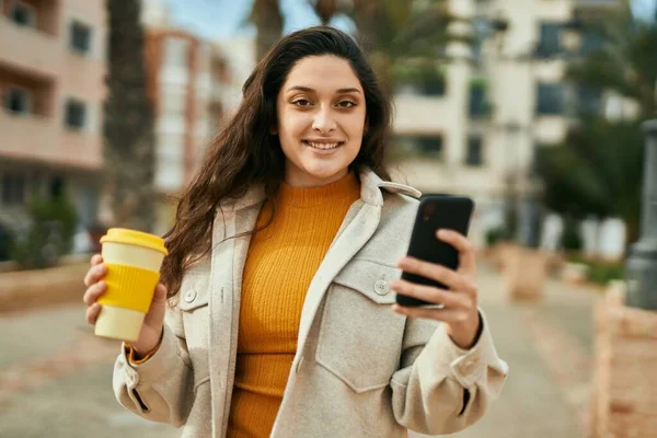 Jovem Mulher Oriente Médio Usando Smartphone Beber Café Cidade — Fotografia de Stock