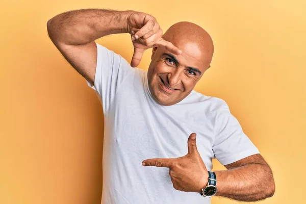 Olgun Bir Orta Doğulu Adam Günlük Beyaz Tişörtler Giyiyor Gülümsüyor — Stok fotoğraf