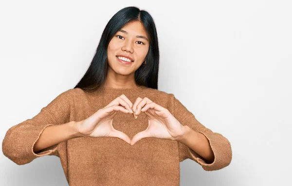 Mooie Jonge Aziatische Vrouw Draagt Casual Winter Trui Glimlachend Liefde — Stockfoto