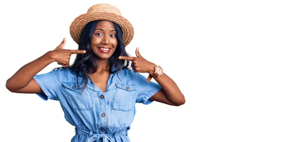 Menina Indiana Jovem Usando Chapéu Verão Sorrindo Alegre Mostrando Apontando — Fotografia de Stock