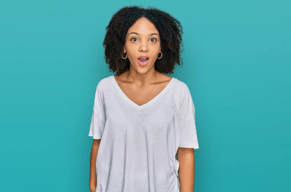 Ung Afrikansk Amerikansk Flicka Bär Casual Kläder Rädd Och Chockad — Stockfoto