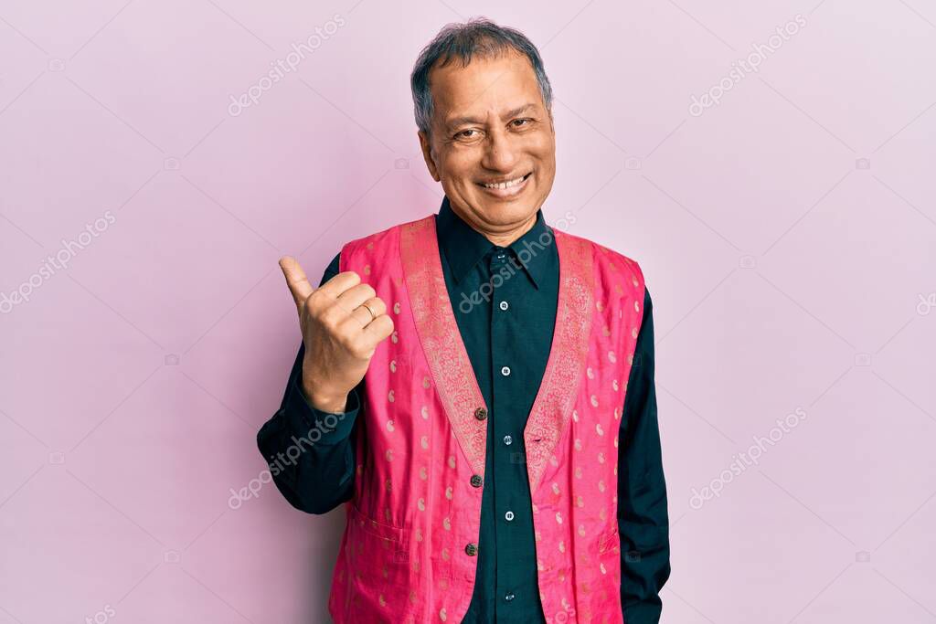 Uomo Indiano Mezza Eta Che Indossa Abiti Indiani Tradizionali Sorridenti Foto stock di Krakenimages 446389752