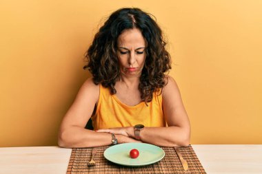 Güzel, orta yaşlı bir kadın diyette ve üzgün, üzgün ve korkmuş bir şekilde ağlıyor. hüzünlü ifade. 