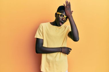 Gündelik giysiler ve gözlük takan genç Afro-Amerikan bir adam hata sonucu el ele tutuşup şaşırdı. Hatayı unutmayın. Unuttum, kötü hafıza kavramı. 