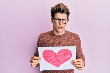 Kalbi olan yakışıklı beyaz adam şüpheci ve gergin, sorun yüzünden somurtkan. negatif kişi. 