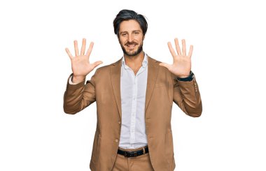 İş kıyafetleri giyen İspanyol genç adam on numarayı gösterip işaret ederken kendinden emin ve mutlu gülümsüyor.. 