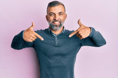 Orta yaşlı, sıradan kıyafetler giyen, kendine güveni olan, kendini gururlu ve mutlu gösteren yakışıklı bir adam.. 