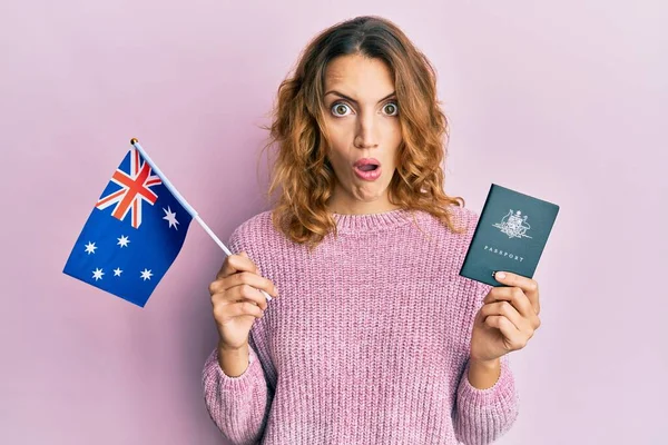 Jonge Blanke Vrouw Met Australische Vlag Paspoort Shock Gezicht Zoek — Stockfoto
