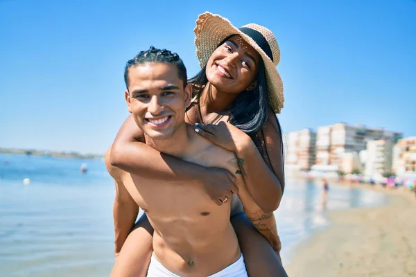 Joven Pareja Latina Vistiendo Traje Baño Sonriendo Feliz Caminando Playa —  Fotos de Stock