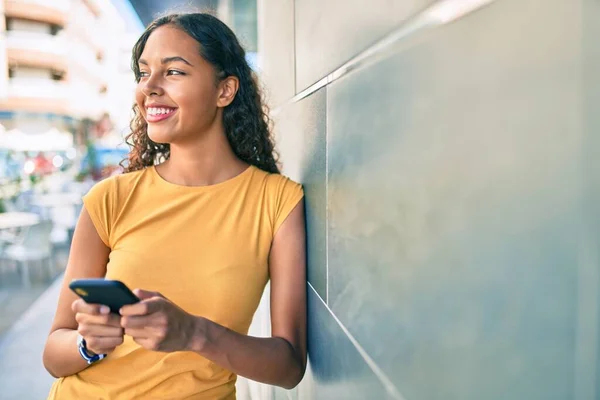 Ung Afrikansk Amerikansk Flicka Ler Glad Med Hjälp Smartphone Lutar — Stockfoto