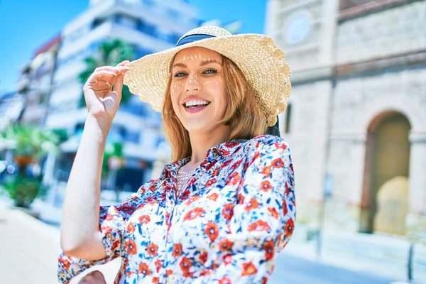 Joven Hermosa Mujer Rubia Vacaciones Con Sombrero Verano Sonriendo Feliz — Foto de Stock